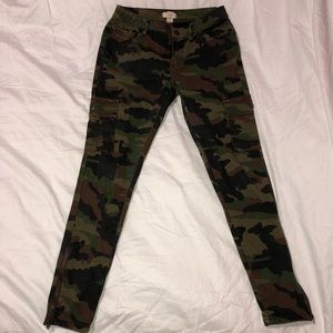 Skinny cargo camouflage jeans